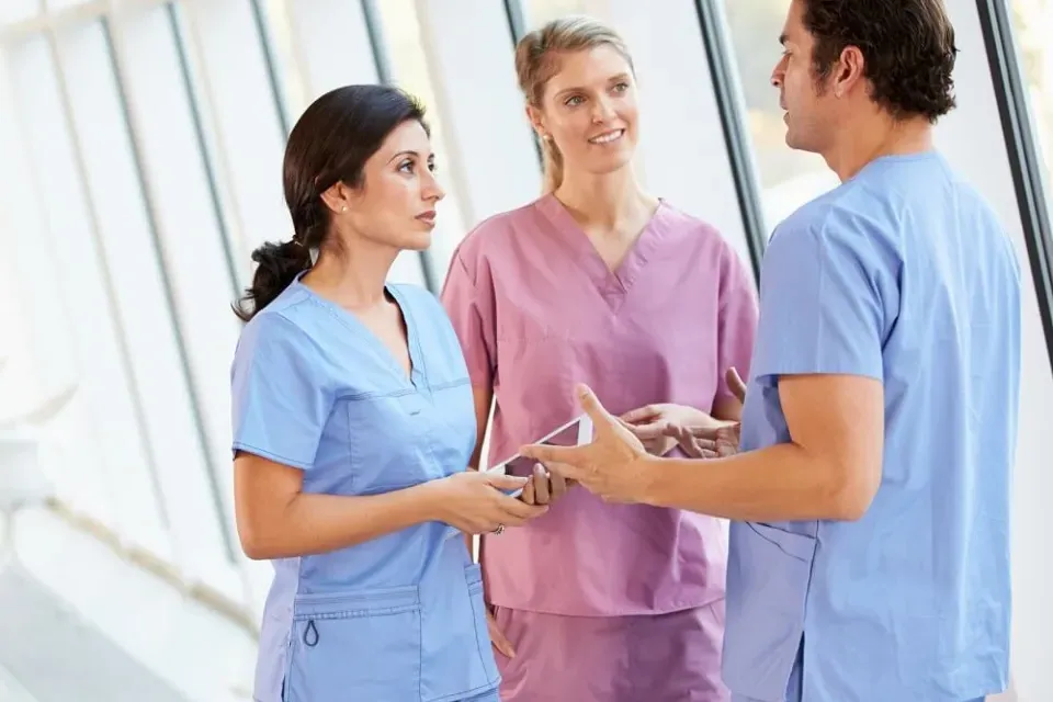 注册护士小组讨论病人的选择