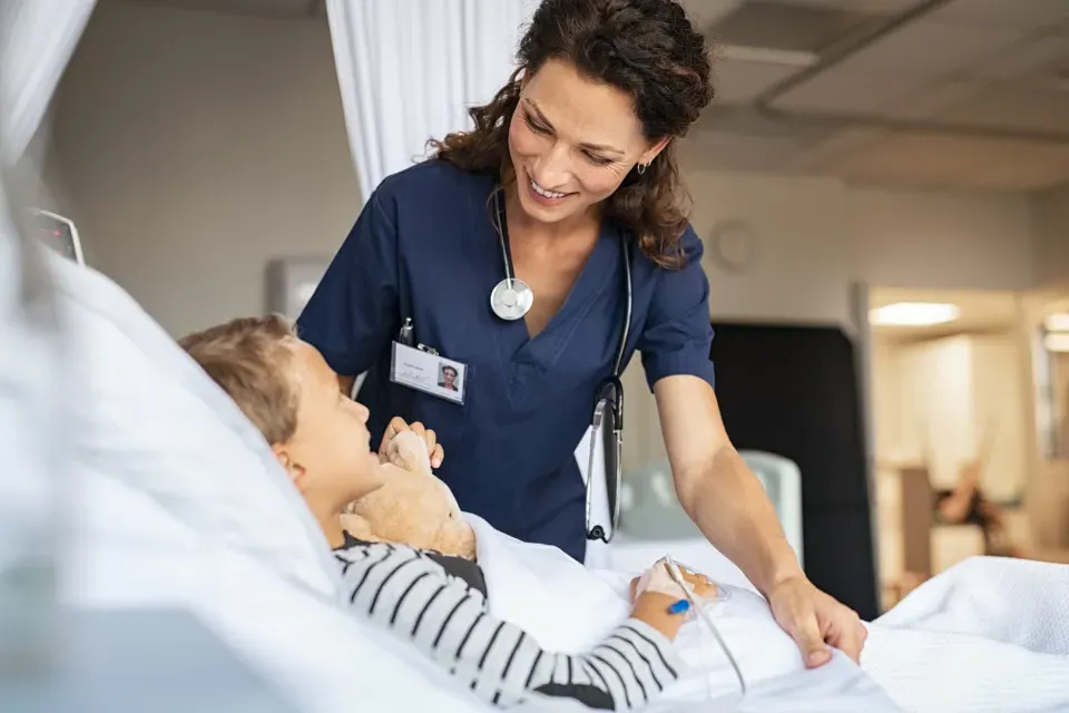 护士在医院与小儿科病人微笑